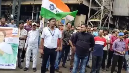 ফরিদপুর দুর্গাপুর: দুর্গাপুর ইস্পাত কারখানার গেটের বাইরে আগামী ৯ জুলাই সাধারণ ধর্মঘটের বিরোধিতায় INTTUC বিক্ষোভ