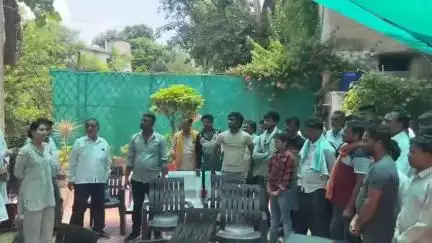 झांसी: 15 दिनों से बिजली न आने से परेशान केशवपुर धाम के ग्रामीण अपनी समस्या लेकर पहुंचे शिक्षक विधायक के आवास पर