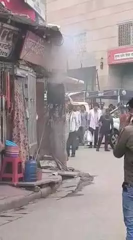 काशी विश्वनाथ मंदिर के पास बिजली पैनल में आग लगने से एक घंटे तक बाधित रही बिजली