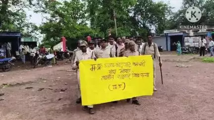 शाहनगर: कोटवार संघ ने CM के नाम शाहनगर तहसीलदार को सौंपा ज्ञापन, लगाए 'जोकर जैसी वर्दी नहीं चलेगी, नहीं चलेगी' के नारे