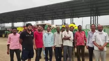 अशोक नगर: मंडी बंद होने से नाराज़ किसानों ने नई मंडी के गेट पर किया चक्का जाम, समझाने पर हुए शांत