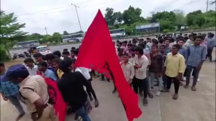కొత్తగూడెం: పెండింగ్‌లో ఉన్న స్కాలర్షిప్ నిధులను విడుదల చేయాలంటూ కలెక్టరేట్ వద్ద పీడీఎస్యూ ఆధ్వర్యంలో విద్యార్థులు ధర్నా నిర్వహణ