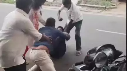சேலம்: கருப்பூரில் கொலை மிரட்டல் என காவல் நிலையத்தில் புகார் அளித்து வெளியே வந்தவரை கடுமையாக தாக்கிய நபர்களால் பரபரப்பு