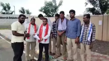 అసిఫాబాద్: 10 గంటలు పనిచేసే జీవో నంబర్‌ 282ను రద్దు చేయాలంటూ పట్టణంలో జీవో ప్రతులను దగ్ధం చేసిన AITUC నాయకులు