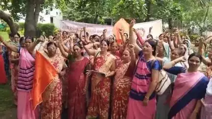खरगौन: नियमितीकरण व पोषण ट्रैकर में बदलाव की मांग हेतु जिले की 500 आंगनबाड़ी कार्यकर्ताओं ने की नारेबाज़ी, कलेक्टर को दिया पत्र