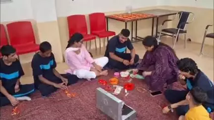 नाहन: रक्षाबंधन के अवसर पर आस्था स्पेशल स्कूल नाहन के विशेष बच्चों द्वारा तैयार की जा रही है राखियां