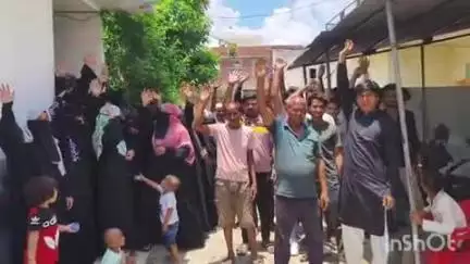 खलीलाबाद: दुधारा थाना क्षेत्र के लोहरौली ठाकुरई गांव में ग्रामीणों ने कोटे के चयन में धांधली का आरोप लगाते हुए किया प्रदर्शन
