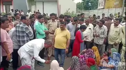 सरदारपुर: सरदारपुर में नगर परिषद के कर्मचारी ने सुसाइड नोट लिखकर की आत्महत्या, परिजनों ने CMO व दरोगा पर आरोप लगाते हुए दिया धरना