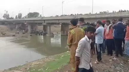 शाहजहांपुर: चौक कोतवाली क्षेत्र के गर्रा नदी में एक युवक ने लगाई छलांग, पुलिस गोताखोरों और फायर टीम के साथ कर रही है तलाश