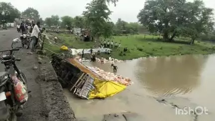 मालथोन: अंडेला गांव के पास अनियंत्रित होकर पुलिया से नीचे गिरा एक ट्रक, 2 लोग हुए घायल