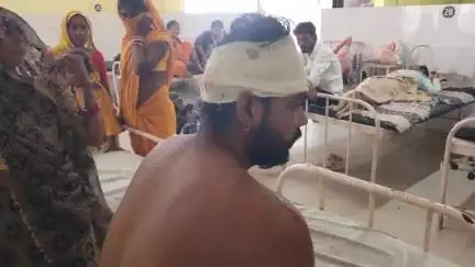 टीकमगढ़: कंकडारी गांव में अज्ञात बाइक की टक्कर से घायल हुआ सड़क किनारे बैठा एक युवक, अस्पताल में कराया गया भर्ती