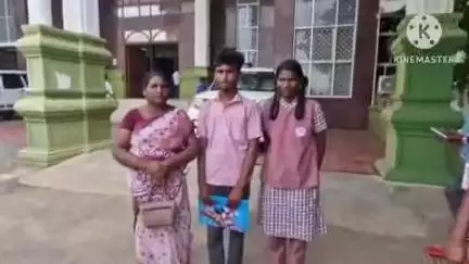 கரூர்: பெண் குரல் போல் உள்ள மாணவரை பள்ளி ஆசிரியர் சீண்டுவதாக மாவட்ட ஆட்சியர் அலுவலக வளாகத்தில் புகார்