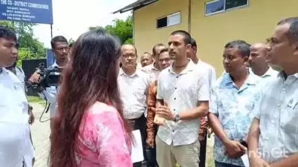 বিশ্বনাথ: বিহালীৰ সমজিলা কাৰ্যালয়ৰ সন্মুখত শিক্ষা খণ্ড বিষয়া মিলন দাসৰ বিৰুদ্ধে তীব্ৰ প্ৰতিবাদ, উপস্থিত সাংসদ