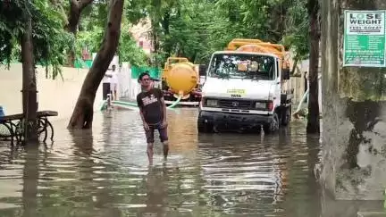 कोल: शहर में बरसात के बाद अधिकारियों ने घरों में भरे पानी को निकालने के लिए नगर निगम की गाड़ियों को किया तैनात
