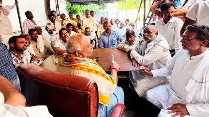 शिकोहाबाद: पूर्व विधायक हरिओम ने शिकोहाबाद में अपने आवास पर लोगों की सुनी समस्याएं, समाधान का दिया आश्वासन