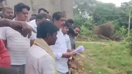 ఎల్లారెడ్డి: మల్కాపూర్ గ్రామంలో దళిత నాయకుడైన నర్సింలు ఇంటిని కూల్చి వేయడం సరైనది కాదని ఎల్లారెడ్డి మాజీ ఎమ్మెల్యే సురేందర్ అన్నారు