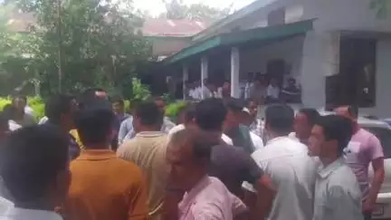 কদম: বগীনদীৰ বগীনদী উন্নয়ন খণ্ডত অনুষ্ঠিত হোৱা শপত গ্ৰহণ অনুষ্ঠানত ভীমপৰা পঞ্চায়তৰ সভাপতি পদকলৈ বিজেপি সদস্যৰ মাজত মাৰপিট