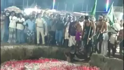 கடலாடி: மொகரம் பண்டிகை காப்பு கட்டி விரதம் இருந்த இந்துக்கள் -பெரியகுளம் கிராமத்தில் தீமிதித்து குண்டம் இறங்கி வழிபாடு