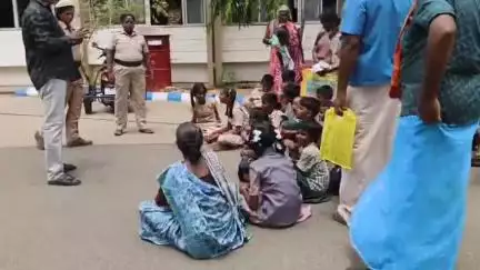 திண்டுக்கல் மேற்கு: வாளிசெட்டிபட்டி சேர்ந்த கிராம மக்கள் பள்ளி குழந்தைகளை சீருடையுடன் அழைத்து வந்து ஆட்சியர் அலுவலகத்தில் தரையில் அமர்ந்து தர்ணா போராட்டம் பரபரப்பு