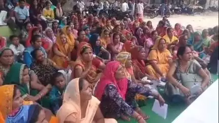 शाहजहांपुर: खिरनी बाग में सामुदायिक शौचालय के केयरटेकर क्रांतिकारी मोर्चा की महिलाओं ने धरना प्रदर्शन किया, वेतन दिलाने की मांग की