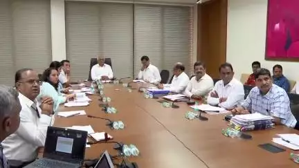 ગાંધીનગર: રાજ્યમાં ચોમાસાના કારણે રોડ રસ્તા, પુલો અને હાઈવેની સ્થિતિને લઈને મુખ્યમંત્રીએ ગાંધીનગરમાં યોજી હાઈ લેવલ બેઠક.