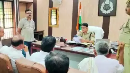 गोंडा: SP ने पुलिस कार्यालय में जनतादर्शन कर फरियादियों की शिकायती पत्रों को सुना, संबंधित CO और SHO को दिए निर्देश