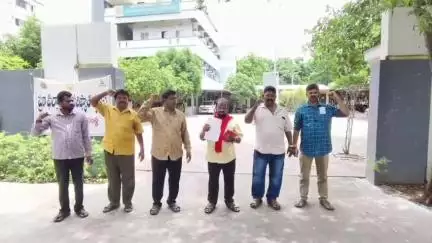 సమస్యలను పరిష్కరించాలంటూ మున్సిపల్ కార్మిక నాయకులు ఆందోళన.