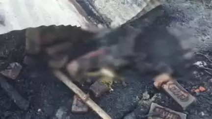 कप्तानगंज: रामकोला नगर में गैस लीक से लगी भीषण आग, दिव्यांग शख्स का घर जलकर राख हुआ, 8 बकरियों की हुई मौत