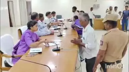 வாலாஜா: ஆட்சியர் அலுவலகத்தில் மக்கள் குறை தீர்வு நாள் கூட்டம்- 390 மனுக்கள் பெறப்பட்டுள்ளதாக ஆட்சியர் அலுவலகம் தகவல்