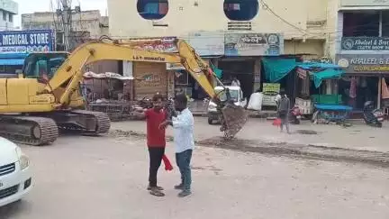 పెద్దపల్లి: జెండా చౌరస్తా వద్ద రోడ్డు వెడల్పు కార్యక్రమం