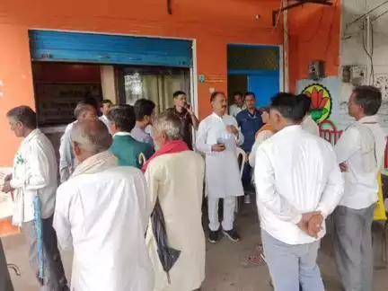 पूर्व विधायक डॉक्टर शिशुपाल यादव ने लगाया जनता दरबार, लोगों की समस्याओं का किया निराकरण