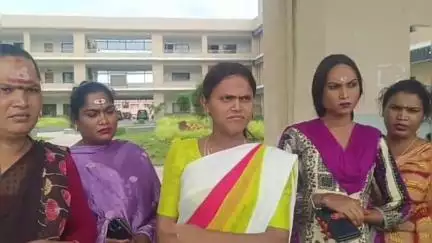 అసిఫాబాద్: ట్రాన్స్ జెండర్ ల సమస్యలు పరిష్కరించాలని ఆసిఫాబాద్ జిల్లా కలెక్టర్ కు వినతి పత్రం అందజేసిన ట్రాన్స్ జెండర్లు