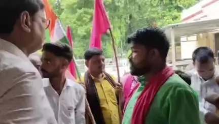 हरदोई: अखिल भारतीय पासी महासभा के सदस्यों ने कलेक्ट्रेट में प्रदर्शन कर मदारी पासी की प्रतिमा लगाने के लिए ज्ञापन दिया