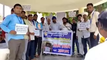 डॉ अंबेडकर युवा संगठन के कार्यकर्ताओं ने कम नामांकन वाले प्राथमिक और विद्यालयों के बंद किए जाने का किया विरोध