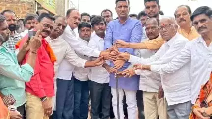 ಬಸವಕಲ್ಯಾಣ: ರಾಜೇಶ್ವರ ಗ್ರಾಮದಲ್ಲಿ ನೂತನ ಸಿಸಿ ರಸ್ತೆ ಕಾಮಗಾರಿಗೆ ಶಾಸಕ ಡಾ: ಸಿದ್ದು ಪಾಟೀಲ್ ಚಾಲನೆ‌