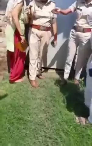 घाट कुसुंभा: शेखपुरा पुलिस की बड़ी कार्रवाई, फरार डोली कुमारी के घर पर इश्तिहार चिपकाया