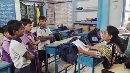 తుని మున్సిపల్ స్కూల్లో విద్యార్థులకు పాఠాలు చెప్పిన మునిసిపల్ చైర్ పర్సన్