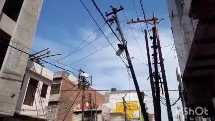 हाथरस: भूरापीर चौराहे पर बिजली विभाग की लापरवाही सामने कई विद्युत पोल घरों की ओर झुके हो सकता बड़ा हादसा#jansamsya