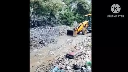 टिहरी: नई टिहरी और चंबा नगर पालिका की बारिश ने खोली पोल, मोकरी में बने ट्रैचिंग ग्राउंड का कूड़ा भागीरथी नदी में बहा
