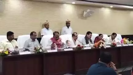 चंदौली: उप्र विधान परिषद की विशेषाधिकार समिति की बैठक वाराणसी सर्किट हाउस सभागार में आयोजित हुई, चंदौली के अधिकारी रहे मौजूद