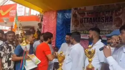 ইংরেজবাজার: ফোয়ারা মোরে শোভাযাত্রায় অংশ নেওয়া সেরা তিনটি মহরম কমিটিকে পুরস্কৃত করা হল একটি ক্লাবের উদ্যোগে