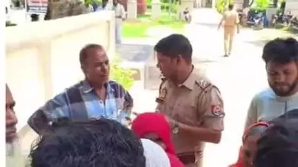 लालगंज: अझारा वार्ड में अराजक तत्वों ने मोहर्रम के झंडे को उखाड़ने की कोशिश, लोगों ने थाने का किया घेराव