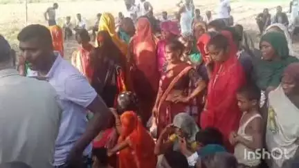 सिरौली गौसपुर: मीरापुर गांव में एक व्यक्ति का संदिग्ध परिस्थितियों में आम की बाग में फांसी के फंदे से लटकता मिला शव, मचा हड़कंप