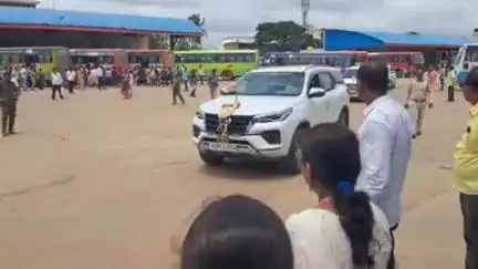ಹಾವೇರಿ: ಬಸ್ ನಿಲ್ದಾಣ ರಾಜ್ಯ ಸರ್ಕಾರ ಸಾಧನೆಗಳ ಕುರಿತ ವಸ್ತುಪ್ರದರ್ಶನ ವಸ್ತುಪ್ರದರ್ಶನಕ್ಕೆ ವಿಧಾನಸಭೆ ಉಪಸಭಾಪತಿ ರುದ್ರಪ್ಪ ಲಮಾಣಿ ಚಾಲನೆ