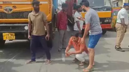 திருவள்ளூர்: சாலை விபத்தில் பலியான தந்தை சடலத்தை கண்டு கதறி அழுத மகன்.