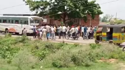 सहार: गुलजारपुर में अज्ञात वाहन की टक्कर से बाइक सवार गंभीर रूप से जख्मी, जोरदार टक्कर के कारण युवक फेंका गया