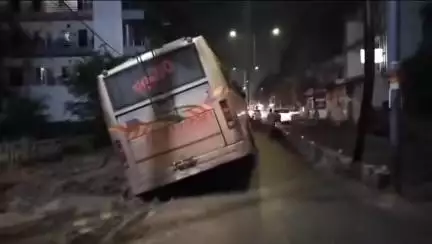 सिंगरौली: गनियारी के पास सीवरलाइन के गड्ढे में फंसी बस, यात्री हुए परेशान, बड़ा हादसा टला