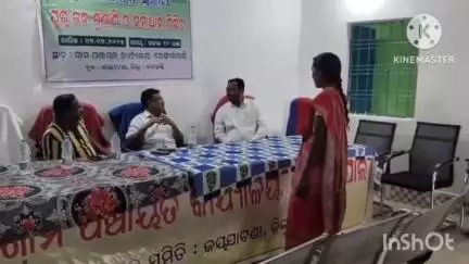 ଲାଞ୍ଜିଗଡ: ରେଙ୍ଗାଲପାଲି ପଂରୟତରେ ଆୟୋଜିତ ଜନ ଅଭିଯୋଗ ଶୁଣାଣି ଶିବିରରେ ଯୋଗ ଦେଲେ ବି.ଡି.ଓ