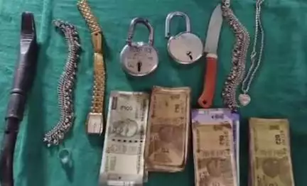 पूर्णिया पूर्व: सहायक खजांची थाना ने दो चोरों को किया गिरफ्तार, चोरी का सामान, नकद व दो टूटा हुआ ताला किया बरामद