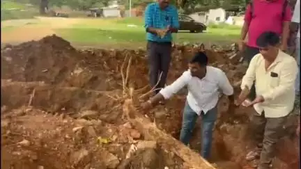 ಮೈಸೂರು: ನೂರು ವರ್ಷಕ್ಕೂ ಹೆಚ್ಚು ಹಳೆಯ ಮರದ ತೆರವಿಗೆ ಮುಂದಾದ ನಗರ ಪಾಲಿಕೆ ಎಂದು ನಗರದಲ್ಲಿ ಪರಿಸರ ಪ್ರೇಮಿಗಳ ಆಕ್ರೋಶ